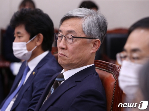 최재형 감사원장이 29일 오후 서울 여의도 국회에서 열린 법제사법위원회 전체회의에 의원들의 질의를 듣고 있다. 2020.7.29/뉴스1 © News1 신웅수 기자