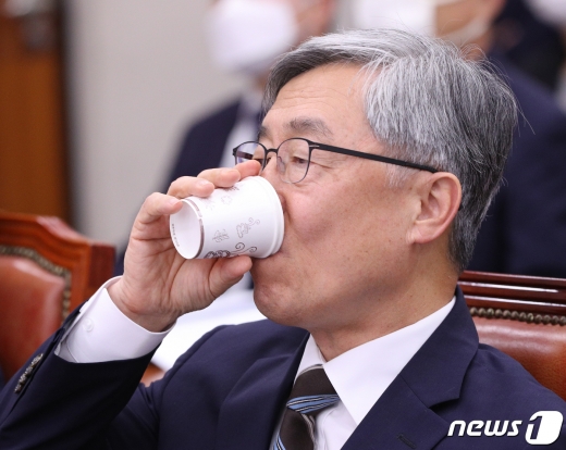 최재형 감사원장이 29일 오후 서울 여의도 국회에서 열린 법제사법위원회 전체회의에서 목을 축이고 있다. 2020.7.29/뉴스1 © News1 신웅수 기자