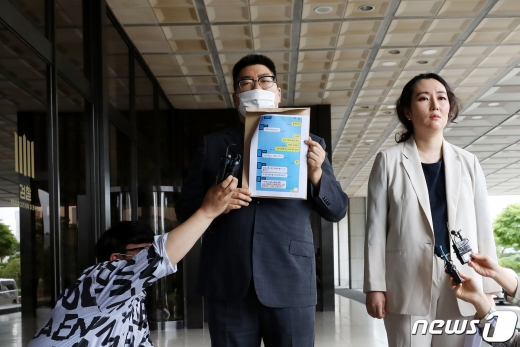 굿로이어스 공익제보센터 전수미 변호사(오른쪽)와 양태정 변호사가 28일 오후 서울 서초구 서울중앙지검에서 탈북 여성 장기간 성폭행한 현직 경찰 간부를 강간, 유사강간 및 업무상 위력에 의한 간음 등의 혐의로 고소장 제출에 앞서 취재진의 질문에 답하고 있다.. 2020.7.28/뉴스1 © News1 이승배 기자