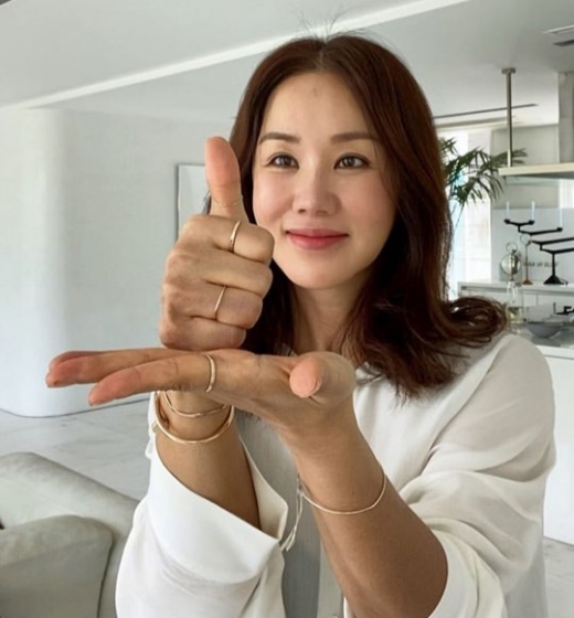 만능 엔터테이너로 활동하고 있는 가수 겸 배우 엄정화가 '온앤오프'에 출격한다. /사진=엄정화 인스타그램