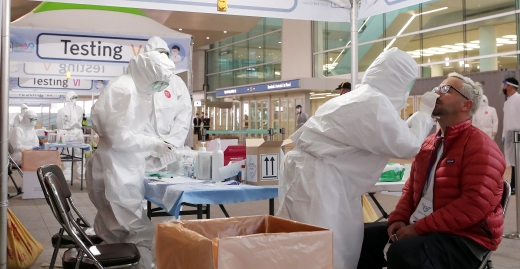 인천국제공항 2터미널 옥외공간에 설치된 개방형 선별진료소(오픈 워킹스루형·Open Walking Thru)에서 영국 런던발 여객기를 이용한 외국인 입국자가 코로나19 진단검사를 받고 있다./사진=김창현 머니투데이 기자