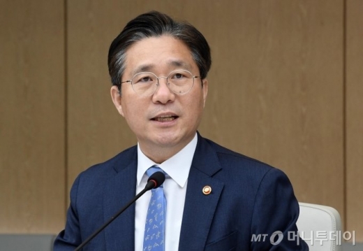 성윤모 산업부 장관이 31일  기술개발과 임상인허가를 지원할 예정이라고 밝혔다. /사진=머니투데이