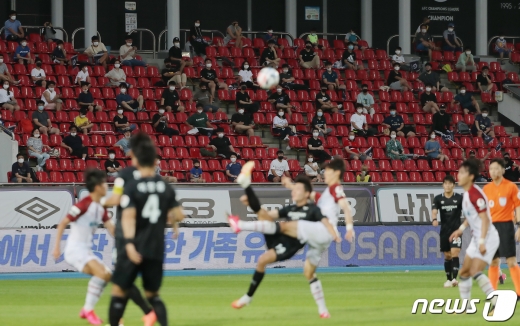 신종 코로나바이러스 감염증(코로나19)으로 무관중으로 진행됐던 프로축구 K리그 유관중 경기 첫날인 1일 오후 경기도 성남 탄천종합운동장에서 열린 성남FC와 FC서울의 경기를 찾은 관중들이 거리를 두며 경기를 지켜보고 있다. 2020.8.1/뉴스1 © News1 구윤성 기자