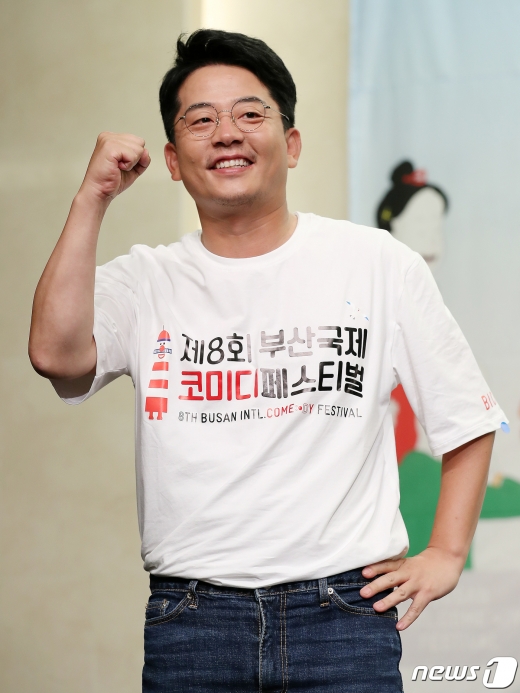 개그맨 김준호가 3일 오전 서울 마포구 스탠포드 호텔 서울에서 열린 ‘제8회 부산국제코미디페스티벌(BICF)’ 기자회견에서 포즈를 취하고 있다. 올해로 8회를 맞는 부산국제코미디페스티벌은 아시아 최대 코미디 페스티벌로 8월 21일부터 8월 30일(일)까지 열흘간 부산 영화의전당 야외극장과 수영 요트 경기장 등지에서 펼쳐진다. 2020.8.3/뉴스1 © News1 김진환 기자