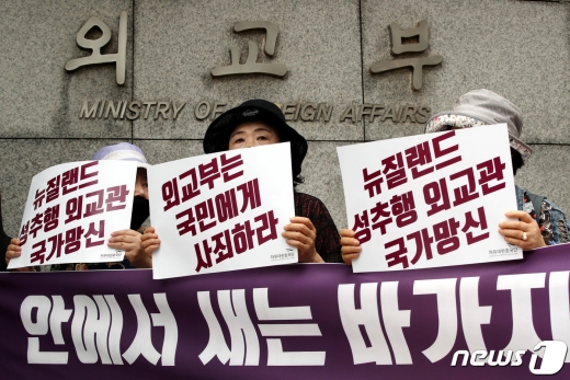 [사진] '안에서 새는 바가지, 국가망신'