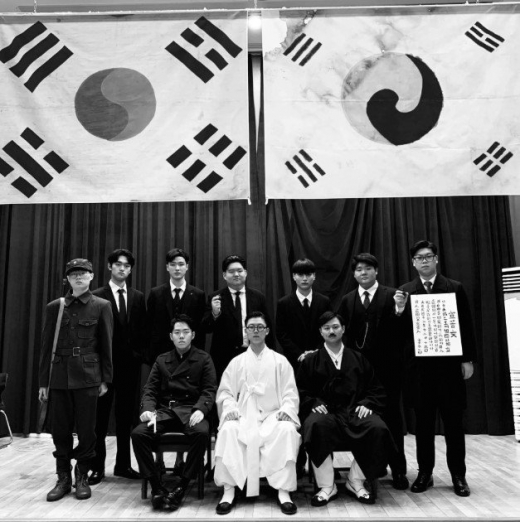 지난 3일 소셜네트워크서비스(SNS) '의정부 대신 전해드립니다' 페이지에는 2020 의정부고등학교 졸업사진이라는 짧은 글과 함께 사진들이 올라왔다. /사진=의정부 대신 전해드립니다 페이스북 캡처