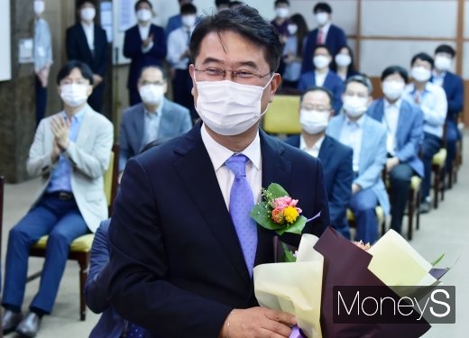 [머니S포토] 데이터3법 시행 첫날 '개보위' 출범, 초대 위원장에 '윤종인'