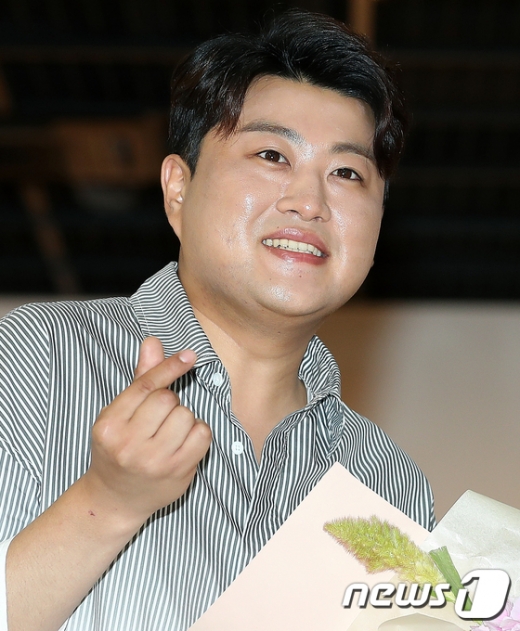 가수 김호중의 폭행설을 최초 제기한 전 여자친구의 아버지가 5일 김호중의 반박에 대해 입장을 밝혔다. /사진=뉴스1   