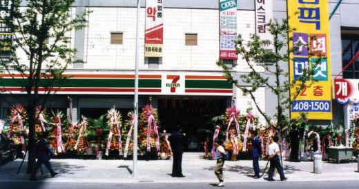 1989년 5월6일, 서울 송파구 오륜동 올림픽 선수기자촌(올림픽아파트) 상가에 우리나라 첫 편의점이 문을 열었다. 우리나라 첫 편의점의 당시 사진./사진=세븐일레븐