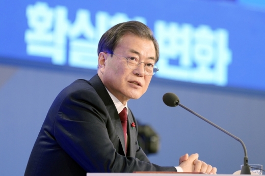 문재인 대통령은 10일 오후 청와대에서 수석·보좌관 회의를 주재하고 "임차인 보호가 주요국에 비해 한참 부족한 수준이다"며 "독일, 영국, 일본, 미국 등 선진국은 일정한 예외사유가 없는 경우 무제한의 계약갱신청구권을 인정하고 주요 도시들에 표준임대료나 공정임대료 제도 등을 통해 임대료 상승을 제한하는 경우가 많다"고 지적했다. 그는 "우리도 주택을 투기 대상이 아닌 복지 대상으로 변화시켜야 한다"고 강조했다. /사진=머니투데이