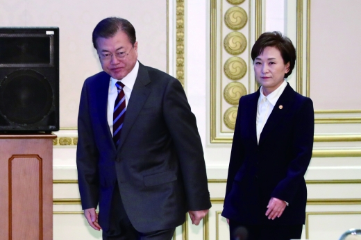문재인(왼쪽) 대통령은 대책의 효과로 주택시장이 안정되고 있다고 평가했다. 그는 "주택을 시장에만 맡겨두지 않고 세제를 강화하며 정부가 적극적으로 개입하는 것은 전세계의 일반적 현상"이라며 "보유세 부담을 높였지만 다른 선진국보다 낮은 편이다. 우리나라의 보유세 실효세율은 OECD 평균의 절반 수준"이라고 지적했다. /사진-머니투데이