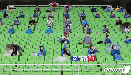 한국프로축구연맹이 14일부터 관중입장을 최대 25%까지 확대하기로 결정했다. /뉴스1 © News1 송원영 기자