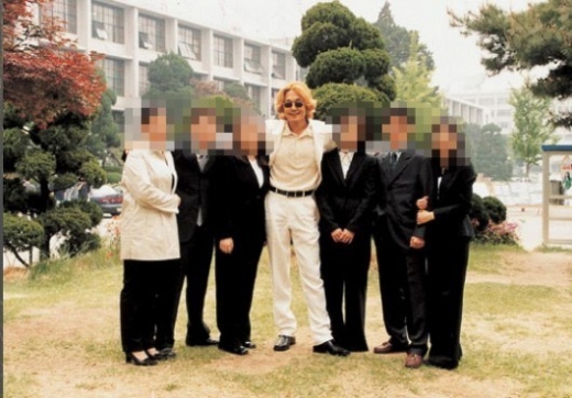 배우 박성웅이 과거 특이한 의상으로 화제를 모았던 대학교 졸업사진을 찍게 된 배경을 밝혔다. /사진=온라인 커뮤니티 캡처