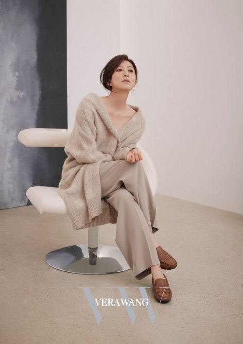 프리미엄 여성복 브랜드 'VW베라왕'의 20FW 모델로 선정된 배우 김희애의 브랜드 화보가 공개됐다. /사진='VW베라왕' 제공