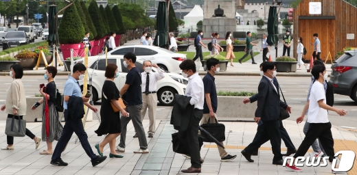 [사진] 우산 없어 어색한 출근길