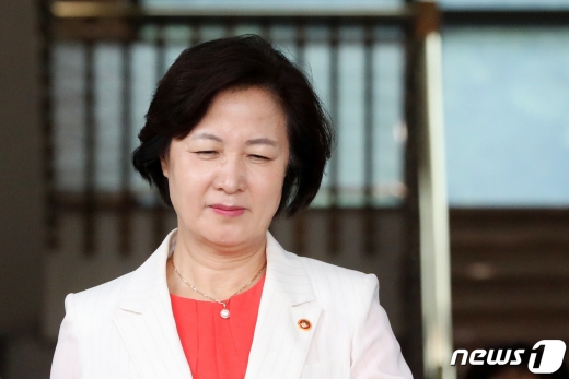 법무부가 검찰 고위 간부 인사내용을 발표한 7일 오전 추미애 법무부 장관이 경기도 정부과천청사 법무부를 나서고 있다. 2020.8.7/뉴스1 © News1 조태형 기자