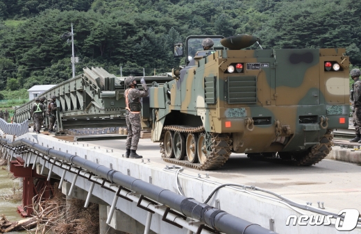 [사진] 간편조립교 구축하는 장병들