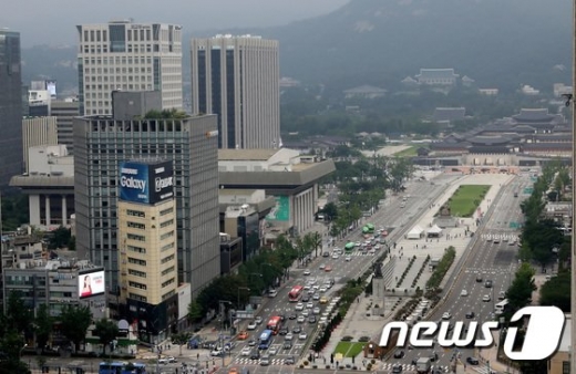15일 서울 도심에서 예고된 집회 가운데 상당수가 계획대로 진행돼 신종 코로나바이러스 감염증(코로나19) 확산에 대한 우려가 커지고 있다. /사진=뉴스1 이동해 기자