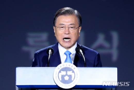 문재인 대통령은 15일 서울 동대문디자인플라자(DDP)에서 열린 제75주년 광복절 경축식에 참석, 경축사를 통해 "정부는 사법부의 판결을 존중하며 피해자들이 동의할 수 있는 원만한 해결방안을 일본 정부와 협의해왔고 지금도 협의의 문을 활짝 열어두고 있다"고 말했다. /사진=뉴시스 배훈식 기자