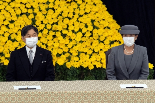 지난해 5월 즉위 후 두 번째로 종전 기념행사에 참석한 나루히토 일왕(사진 왼쪽)은 올해도 '깊은 반성'을 언급했다. /사진=로이터