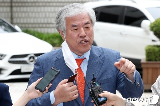 전광훈 사랑제일교회 전임목사가 자가격리를 어기고 서울 도심에서 열린 집회에 참석, 발언까지 해 법적 처벌 대상으로 지목됐다. /사진=뉴스1 민경석 기자