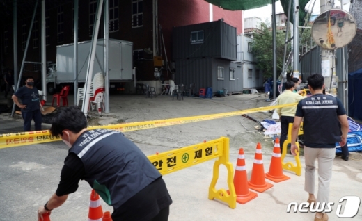 성북구 직원들이 장위동 사랑제일교회에 통제선을 설치 중이다. 이곳에서는 코로나19 확진자가 쏟아졌다. /사진=뉴스1 김명섭 기자