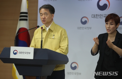 박능후 보건복지부 장관은 최근 신종 코로나 바이러스 감염증(코로나19) 집단감염이 발생한 사랑제일교회 신도들에게 코로나19 진단검사를 받을 것을 요구했다. /사진=뉴시스 김명원 기자
