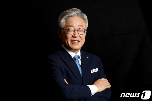 이재명 경기도지사가 10일 오후 경기도 수원시 팔달구 경기도청에서 뉴스1과의 인터뷰에 앞서 포즈를 취하고 있다. 2020.8.10/뉴스1 © News1 조태형 기자