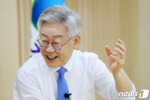 이재명 경기도지사가 10일 오후 경기도 수원시 팔달구 경기도청에서 뉴스1과 인터뷰를 하고 있다. 2020.8.10/뉴스1 © News1 조태형 기자