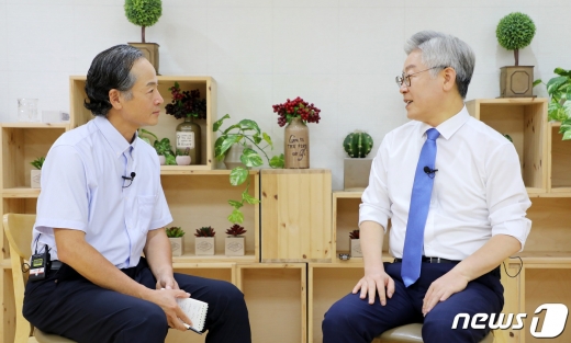 이재명 경기도지사(오른쪽)가 10일 오후 경기도 수원시 팔달구 경기도청에서 뉴스1과 인터뷰를 하고 있다. 2020.8.10/뉴스1 © News1 조태형 기자