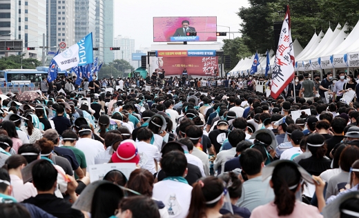 14일 오후 서울 영등포구 여의도공원 인근에서 개원의 및 전공의 등이 피켓을 들고 있다./사진=머니투데이 김휘선 기자