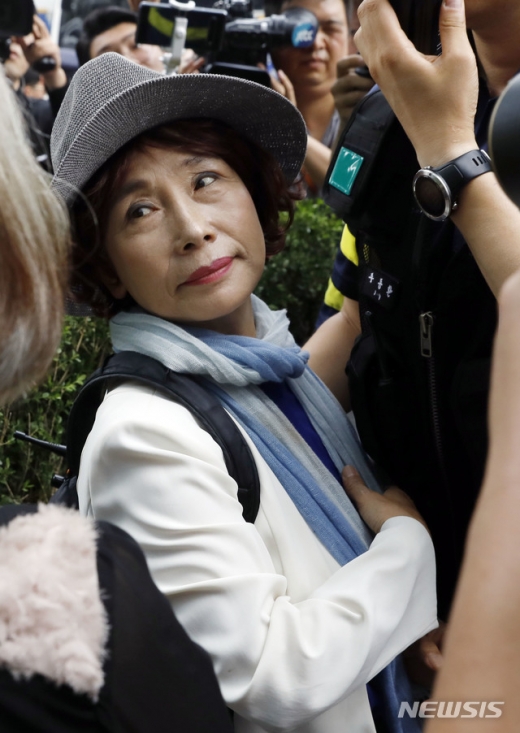 신종 코로나바이러스 감염증(코로나19) 확산 우려 상황에서 엄마부대 대표 주옥순씨가 지난 15일 서울 광화문 대규모 집회에 참석했다. /사진=뉴시스  