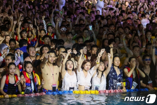 15일 중국 후베이성 우한의 한 워터파크에서 입장객들이 공연을 관람하고 있다. © AFP=뉴스1