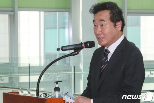 [사진] 이낙연 '김대중, 잊을 수 없는 이름'