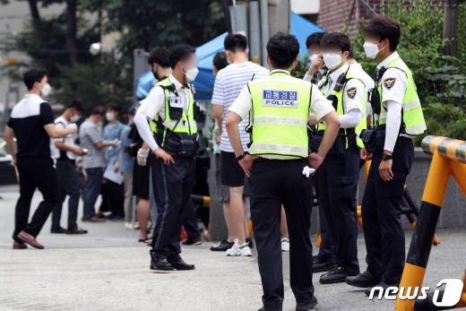 사랑제일교회발(發) 신종 코로나바이러스 감염증(코로나19) 확진자가 확산하고 있는 가운데 18일 오후 서울 종로구 보건소에 설치된 선별진료소에서 경찰관과 사민들이 검사를 기다리고 있다.2020.8.18/뉴스1 © News1 황기선 기자
