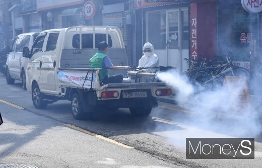 사랑제일교회 관련 누적 확진자가 457명을 기록한 18일 오후 서울 성북구 사랑제일교회 일대를 구청 관계자들이 방역을 하고 있다. /사진=장동규 기자