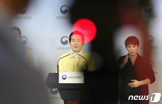 정세균 국무총리가 18일 오후 서울 종로구 정부서울청사에서 수도권 중심으로 신종 코로나바이러스 감염증(코로나19) 확진자가 급증하는 상황과 관련해 대국민 담화를 발표하고 있다./뉴스1 © News1 허경 기자