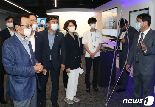 [사진] 김용우 회장 설명 듣는 더불어민주당
