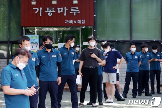 지난 광복절 서울 광화문 일대에서 집회가 열릴 당시 질서유지를 담당했던 경찰 대원들이 19일 오후 서울 중구 서울지방경찰청 기동본부에 마련된 선별진료소에서 신종 코로나바이러스 감염증(코로나19) 진단검사를 받고 있다. 2020.8.19/뉴스1 © News1 민경석 기자