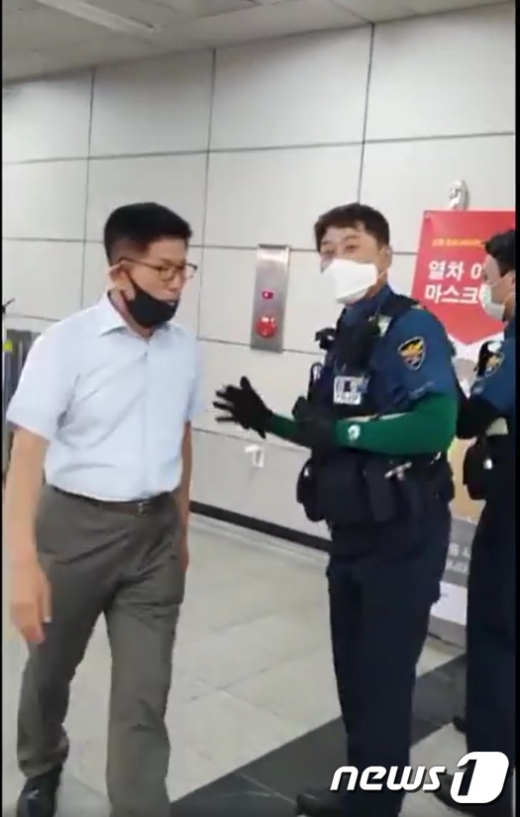 김문수 전 경기도지사(왼쪽)가 19일 서울 영등포구 국회의사당역 내에서 경찰과 실랑이를 벌이고 있다. /사진=(김문수 페이스북·뉴스1