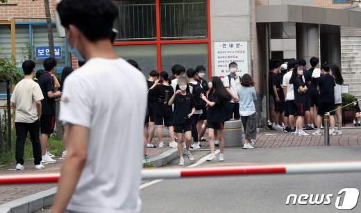 신종코로나바이러스(코로나19) 확진자가 큰 폭으로 늘어나고 있는 가운데 20일 오전 서울 송파구 문현고등학교에서 학생들이 검사를 기다리고 있다. 2020.8.20/뉴스1 © News1 황기선 기자
