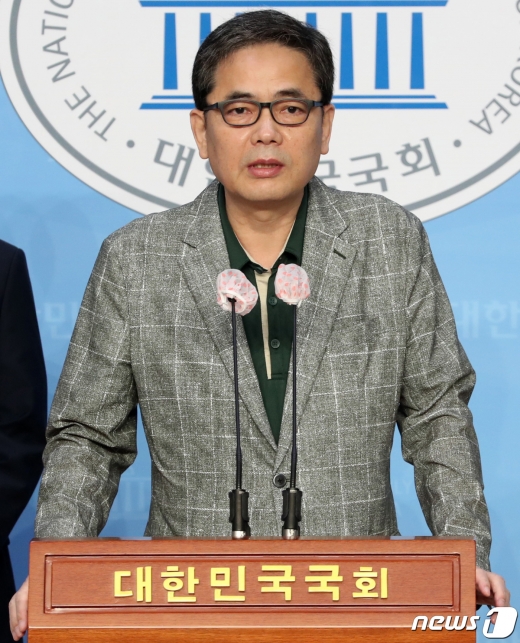 [사진] 조국 교수 논문 표절 의혹 관련 기자회견 갖는 곽상도 의원