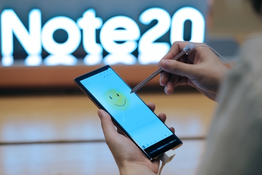 이통3사는 오는 21일부터 5G 자급 단말기로 LTE 서비스 신규가입이 가능하도록 약관을 바꾼다. 사진은 서울 서초구 삼성전자 딜라이트에서 방문객들이 삼성 전략 스마트폰 갤럭시노트20을 체험하는 모습. /사진=뉴스1