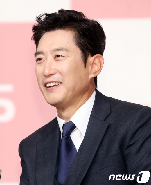 코로나19 확진 판정을 받은 배우 김원해가 tvN 새 드라마 '낮과 밤'에도 촬영 중이었던 것으로 알려졌다. /사진=뉴스1