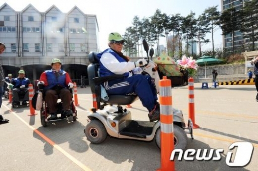 손해보험협회가 전동휠체어 관련 보험 보상, 실손보험료 갱신 인상 등 소비자들이 궁금해하는 내용을 사례별로 묶어 사례집을 발간했다./사진=뉴스1DB