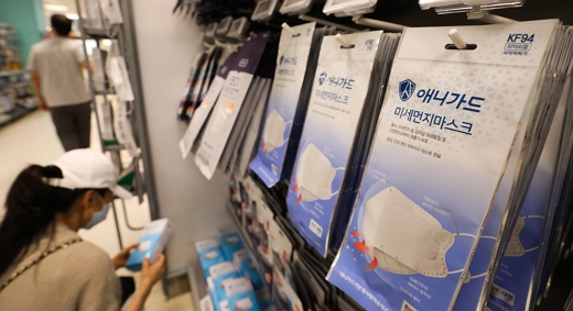코로나19 재확산 우려에 따른 차단율이 높은 보건용(KF) 마스크 판매가 급증한 20일 서울의 대형마트에서 고객들이 KF-94, KF-80 마스크를 고르고 있다. /사진=뉴스1 허경 기자