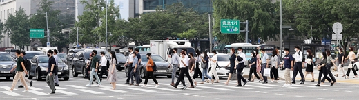 강화된 사회적 거리두기 조치가 시행된 19일 오전 서울 광화문네거리에서 마스크를 쓴 시민들이 출근길 발걸음을 옮기고 있다./사진=뉴스1 박지혜 기자