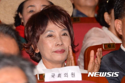 극우단체 엄마부대의 주옥순 대표(67)가 신종 코로나바이러스 감염증(코로나19) 확진 판정을 받은 가운데 병원에서도 유튜브 라이브 방송을 이어가고 있다. /사진=뉴시스