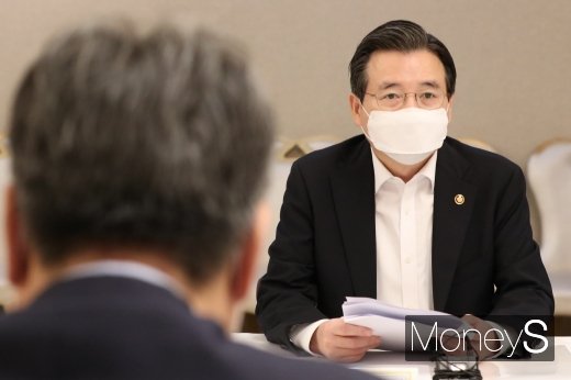 김용범 기재부 1차관이 21일 서울 종로구 세종대로 정부서울청사 국무위원식당 광화문홀에서 열린 제22차 혁신성장 전략ᆞ정책점검회의 겸 제8차 물가관계차관회의에 참석해 “농산물 가격이 예년보다 높지만 빠르게 안정세를 찾고 있다”고 설명했다. /사진=임한별 기자