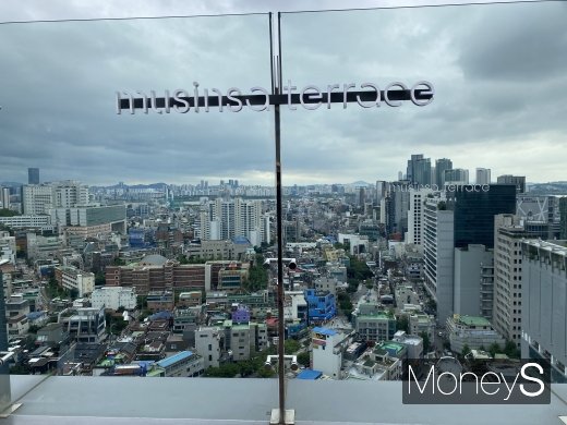 무슨사테라스. 홍대 일대가 한눈에 내려다 보인다/사진=김설아 기자